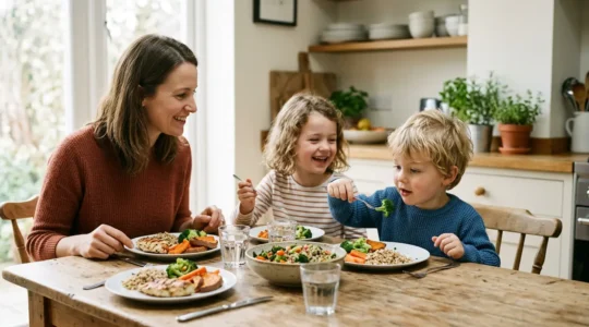 Famille partageant un repas coloré et équilibré dans une cuisine lumineuse