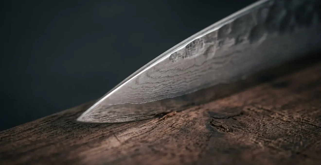 Gros plan macro sur le fil d'une lame de couteau japonais montrant la finesse de l'affûtage