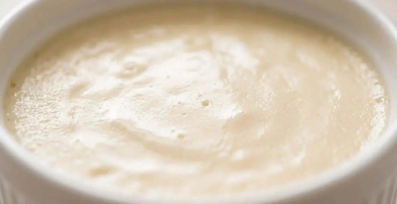 Gros plan sur un ramequin de crème brûlée montrant la texture tremblotante idéale au centre