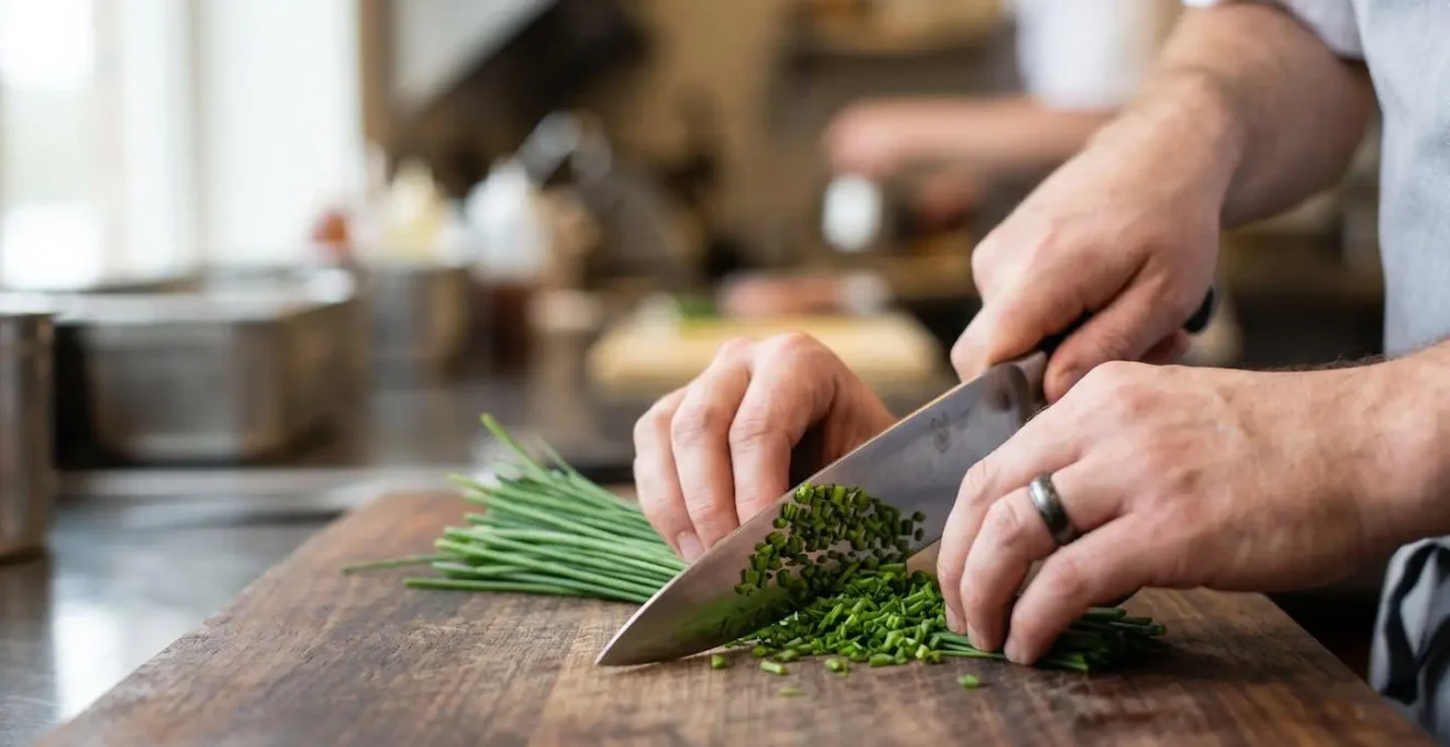 Geste technique de coupe précise de la ciboulette avec un couteau professionnel